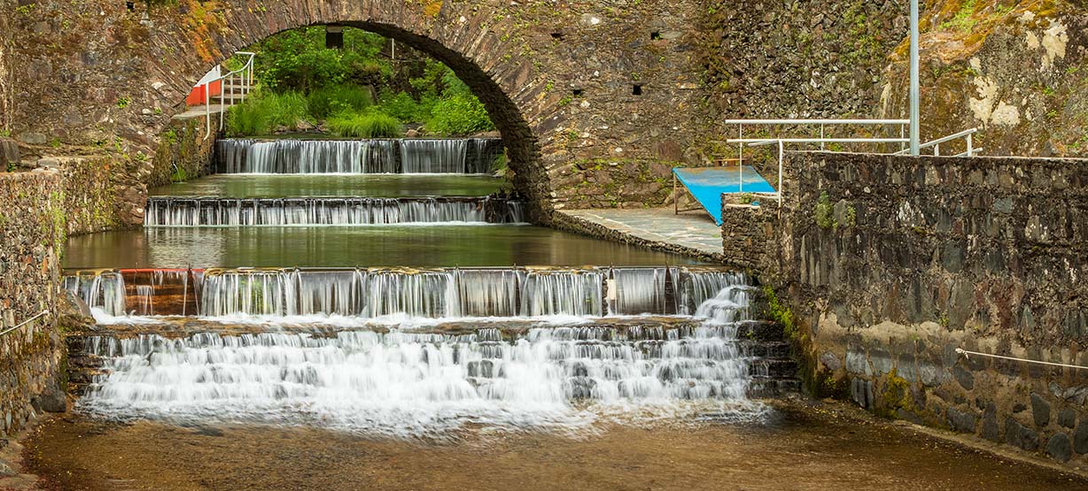 Praia Fluvial com uma ponte em xisto