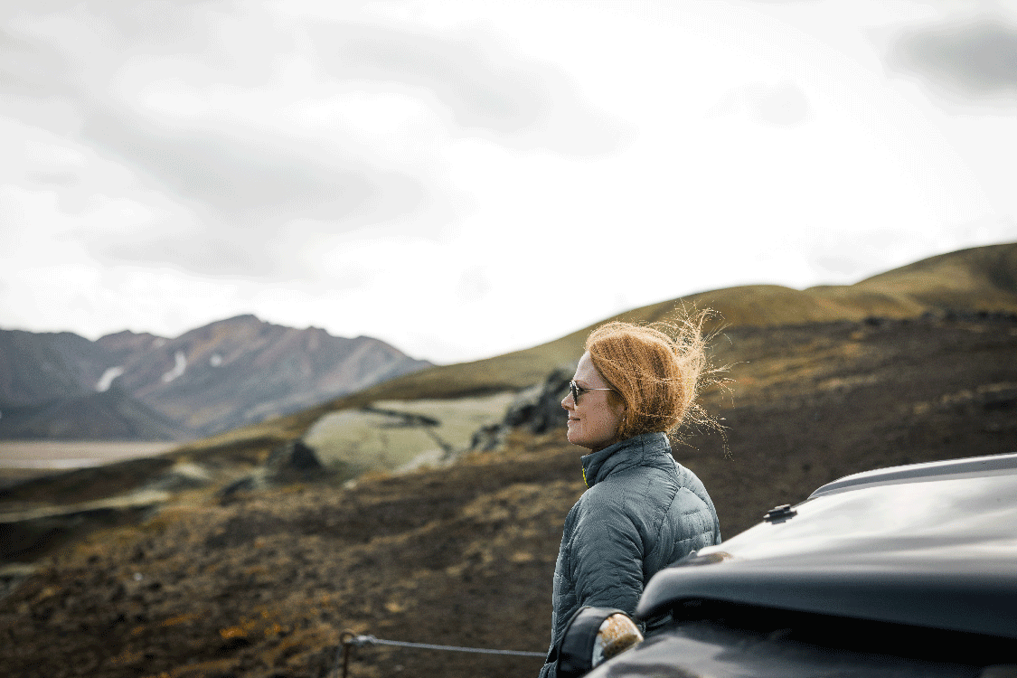 Uma mulher a admirar a paisagem vulcânica